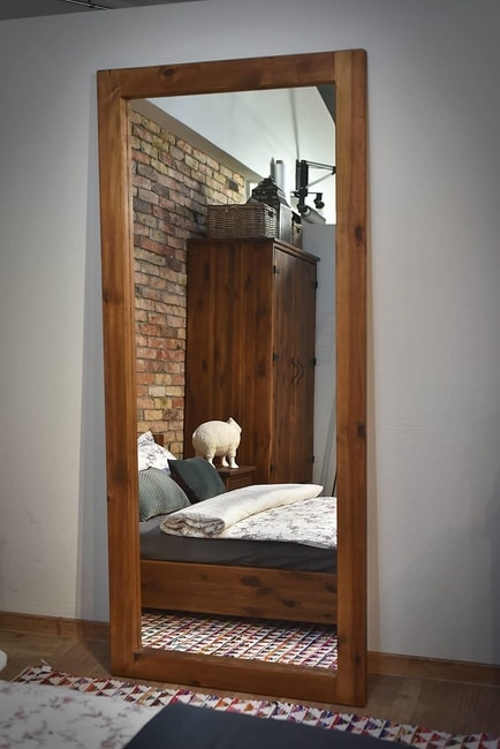 Zrcadlo do předsíně v robustním dřevěném rámu